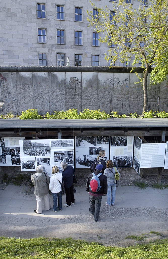 Die Gedenksttte Topographie des Terrors in Berlin. Im Hintergrund: Mauerreste an der Niederkirchnerstrae und ein Teil des Gebudes vom Bundesministerium der Finanzen. Aufnahme: 2. Mai 2008.