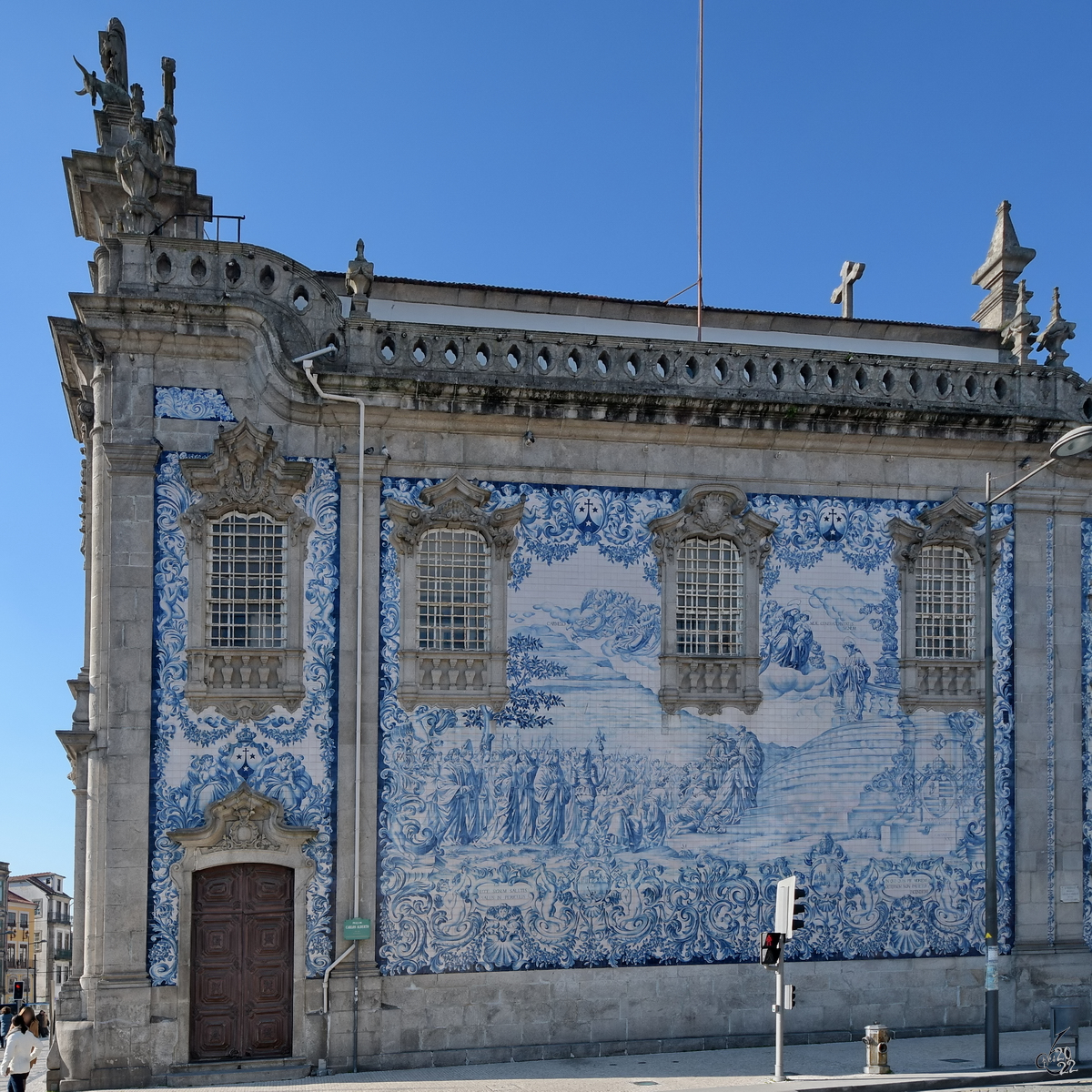 Die geflieste Fassade der im 18. Jahrhundert erbauten Kirche des dritten Ordens der Heiligen von Carmo (Igreja do Carmo). (Porto, Januar 2017)