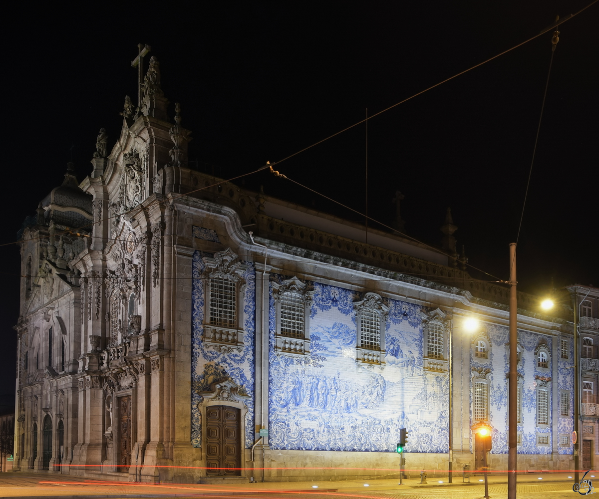 Die geflieste Seitenfassade der im 18. Jahrhundert erbauten barocken Kirche des dritten Ordens der Heiligen von Carmo (Igreja do Carmo). (Porto, Januar 2017)