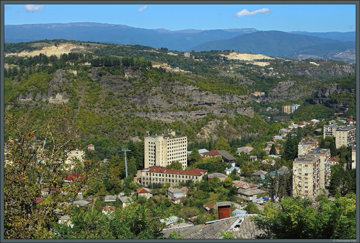 Die georgische Stadt Tschiatura war ein Zentrum des Manganbergbaus. Fr die Bergarbeiter wurden Wohngebiete mit Plattenbauten an den steilen Hngen des Tals errichtet. In den 1990er Jahren kam es mit der Wirtschaftskrise zu einem Zusammenbruch der ffentlichen Strom- und Wasser-Versorgung, was zu einem deutlichen Bevlkerungsrckgang fhrte. (18.09.2019)