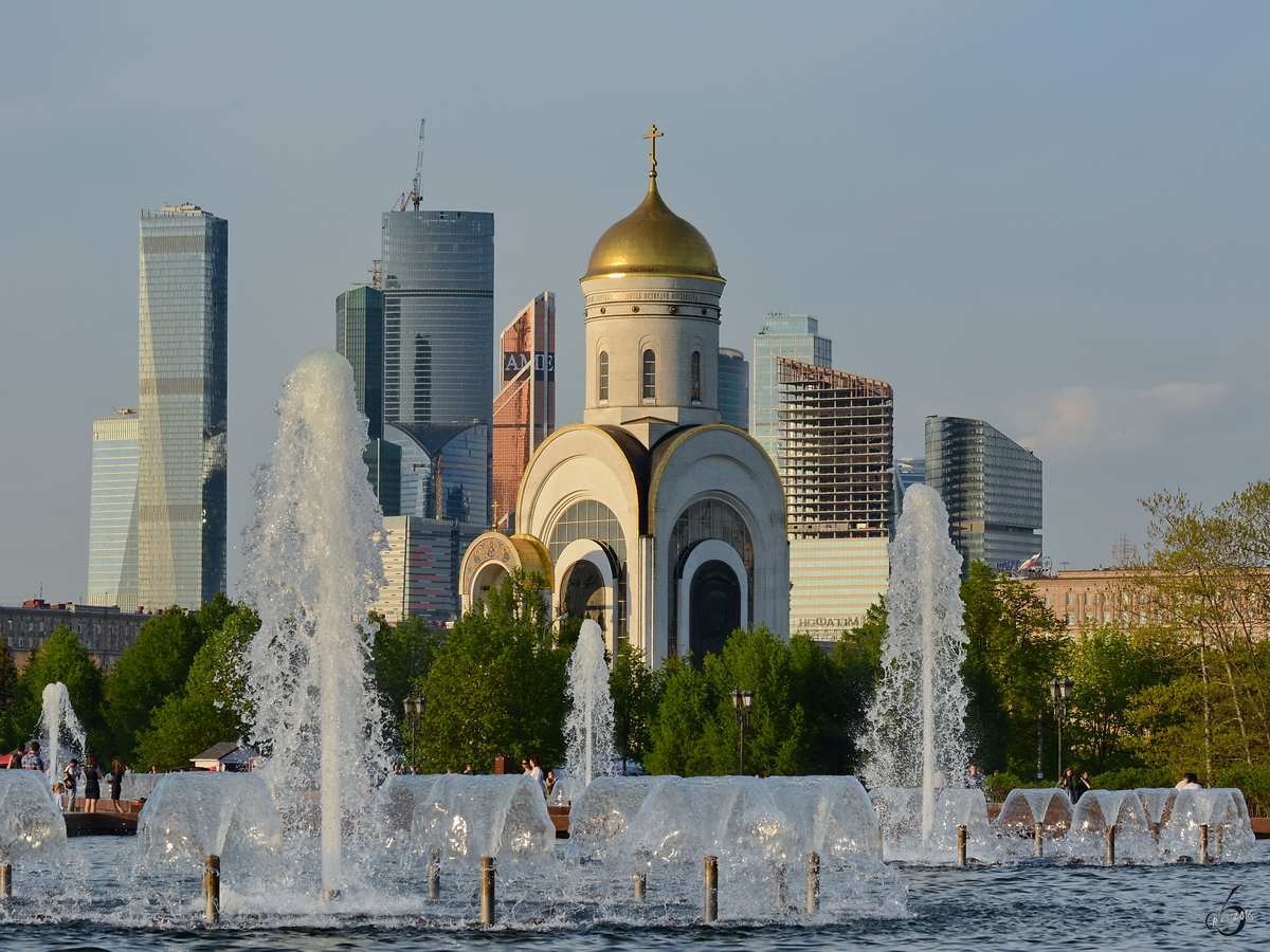 Die Georgskirche Anfang Mai 2016 im Moskauer Siegespark.