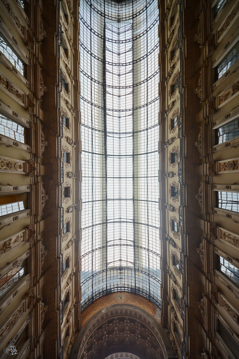 Die glserne Decke der im 19. Jahrhundert entstandenen Einkaufsgalerie Galleria Vittorio Emanuele II. (Mailand, Juni 2014)