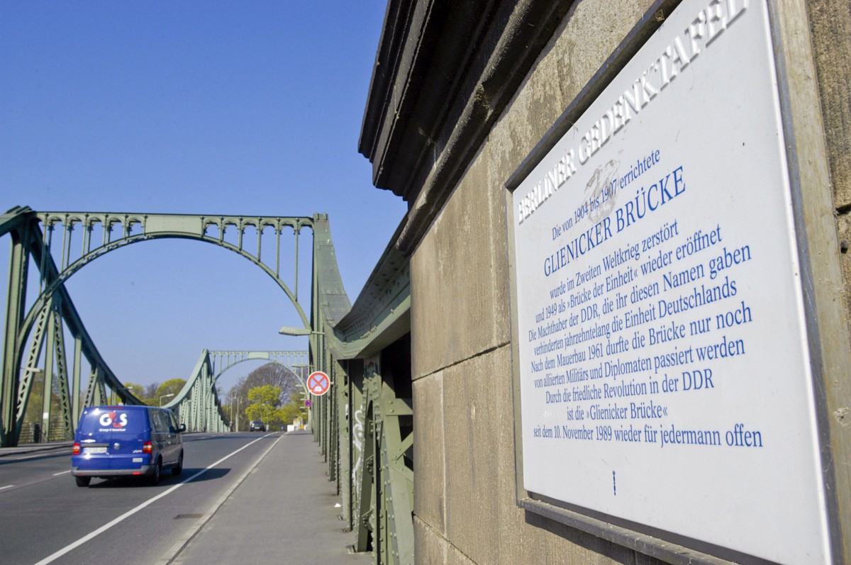 Die Glienicker Brcke verbindet ber die Havel hinweg die Stdte Berlin (Ortsteil Wannsee des Bezirks Steglitz-Zehlendorf) und Potsdam, Stadtteil Berliner Vorstadt. Weltweit bekannt wurde die Glienicker Brcke durch den spektakulr inszenierten dritten und letzten Agentenaustausch in 1986. Aufnahme: April 2007.