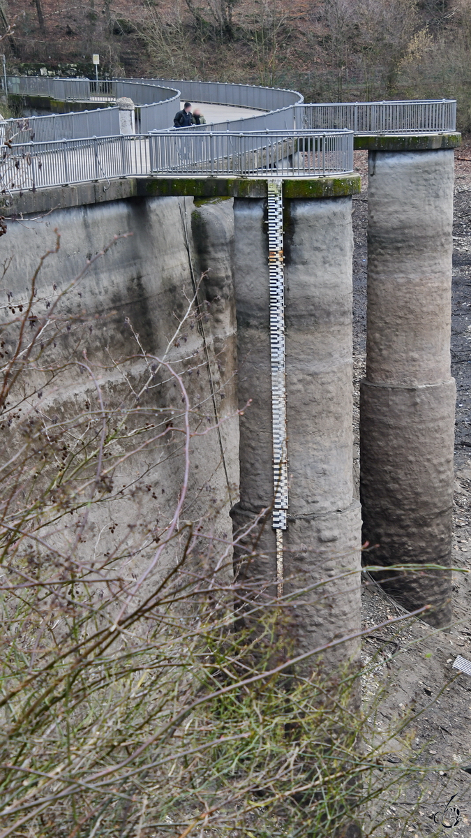 Die Glrtalsperre ist eine kleine Talsperre auf der Grenze des Ennepe-Ruhr-Kreises und des Mrkischen Kreises. (Breckerfeld, Februar 2018)