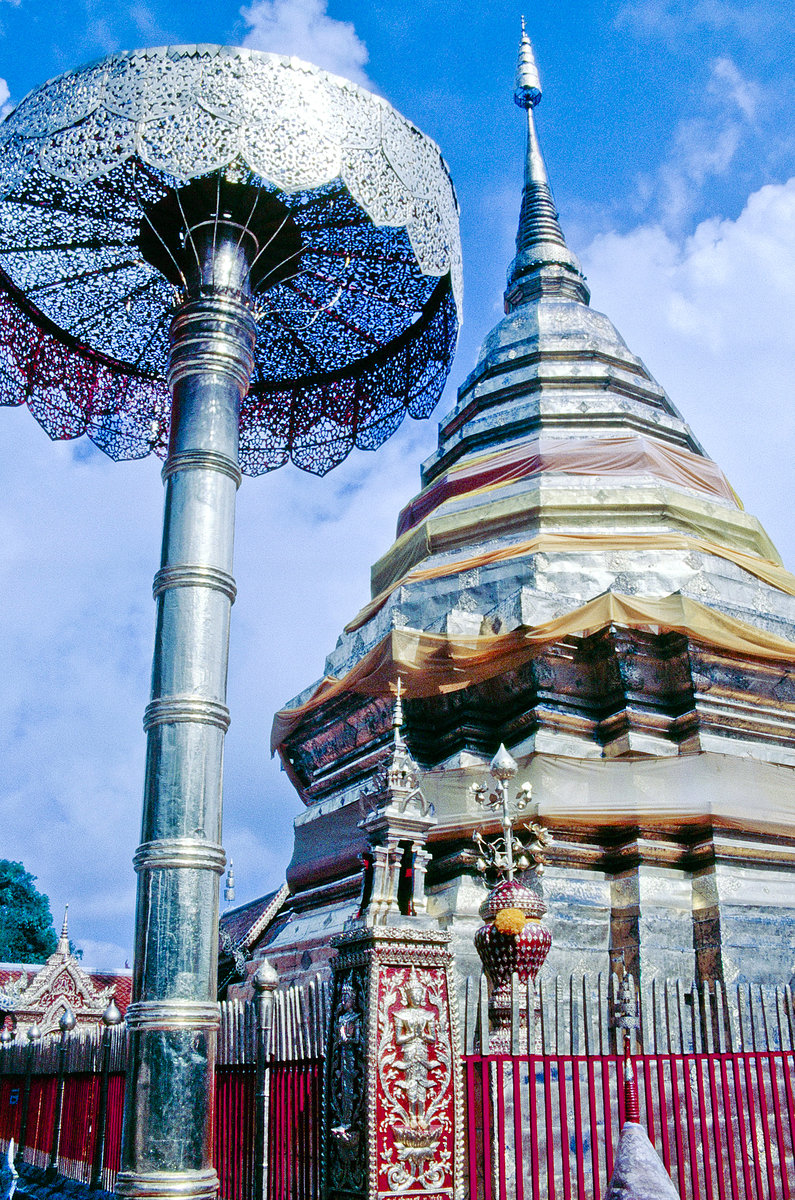 Die Goldene Chedi mit einem Zeremonienschirm im Wat Phra That Doi Suthep in Chiang Mai. Bild vom Dia. Aufnahme: Februar 1989.