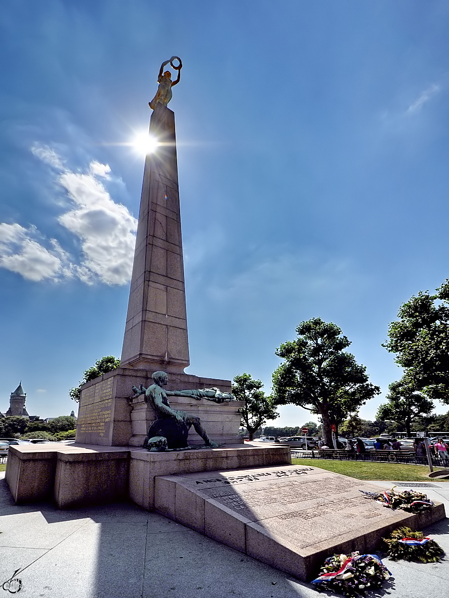 Die  Goldene Frau  (Glle Fra) ist ein 1923 erschaffenes Denkmal zum Gedenken an die Luxemburger Soldaten errichtet, die freiwillig im Ersten Weltkrieg in den franzsischen und belgischen Armeen gedient hatten und gefallen waren. (Luxemburg, Juli 2013)