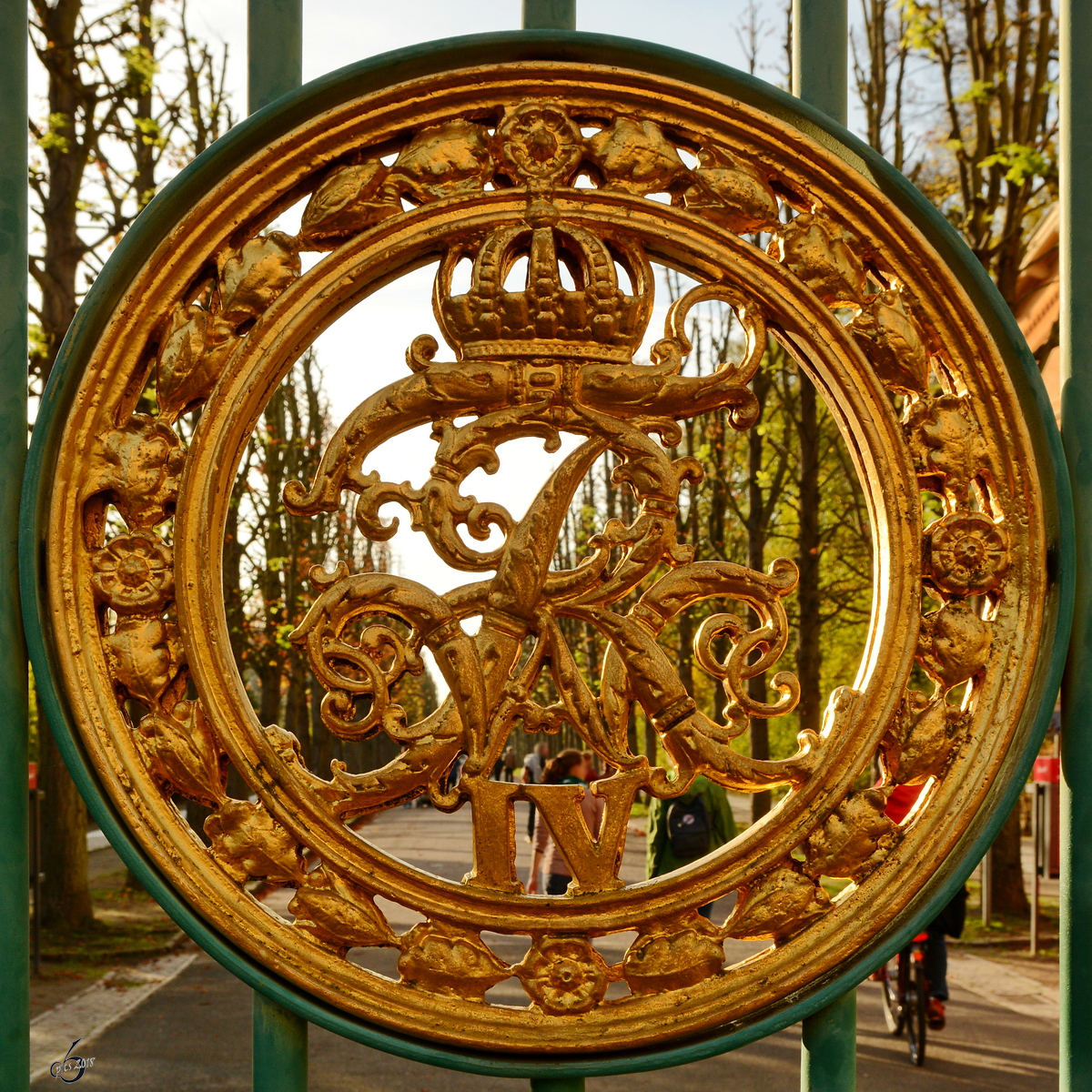 Die goldfarbenen Initialen von Friedrich Wilhelm IV. in den Torflgeln am Park Sanssouci. (Potsdam, November 2014)