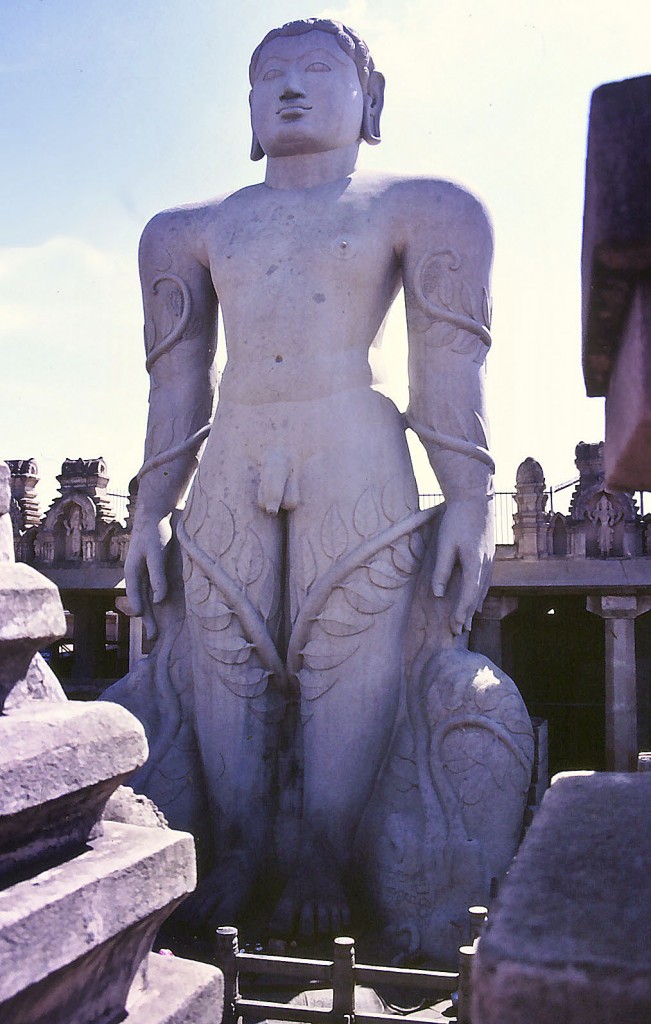 Die Gomateshvara-Statue in Shravanabelagola. Die Stadt gilt als eines der wichtigsten Pilgerzentren des Jainismus. Aufnahme: Dezember 1988 (Bild vom Dia).