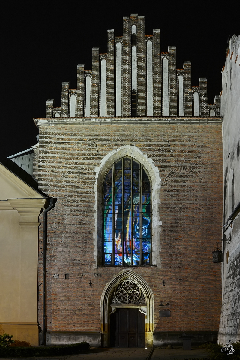 Die gotische Franziskanerbasilika mit dem Glasfenster „Gott Vater – Werde“ in der Innenstadt von Krakau. (Mrz 2014)