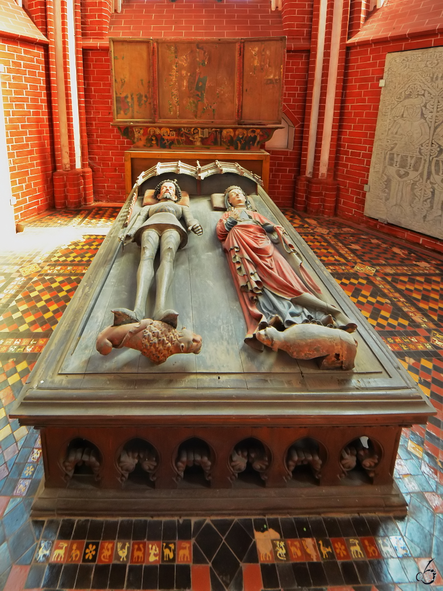 Die gotische Grabtumba für Albrecht III, König von Schweden und seine erste Frau Richardis im Münster von Bad Doberan. (August 2013)