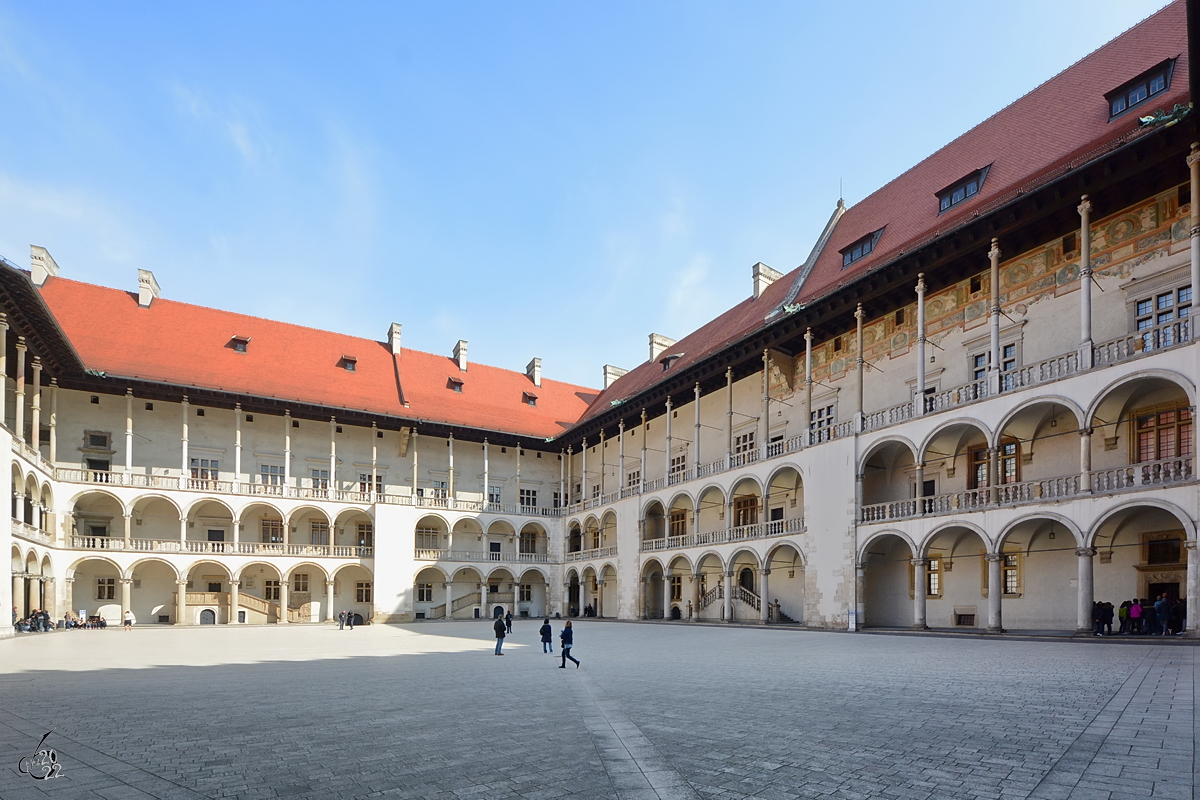 Die gotischen Arkaden des Schlosses auf dem Wawelhgel. (April 2014)