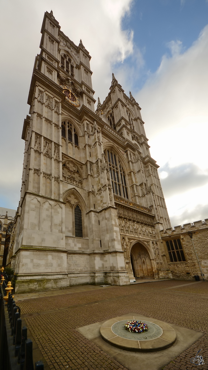 Die im gotischen Stil erbauten Westminster Abbey ist eine Protestantische Kirche, in der seit dem Jahr 1066 die englischen und britischen Krönungszeremonien stattfanden. (London, Februar 2015)