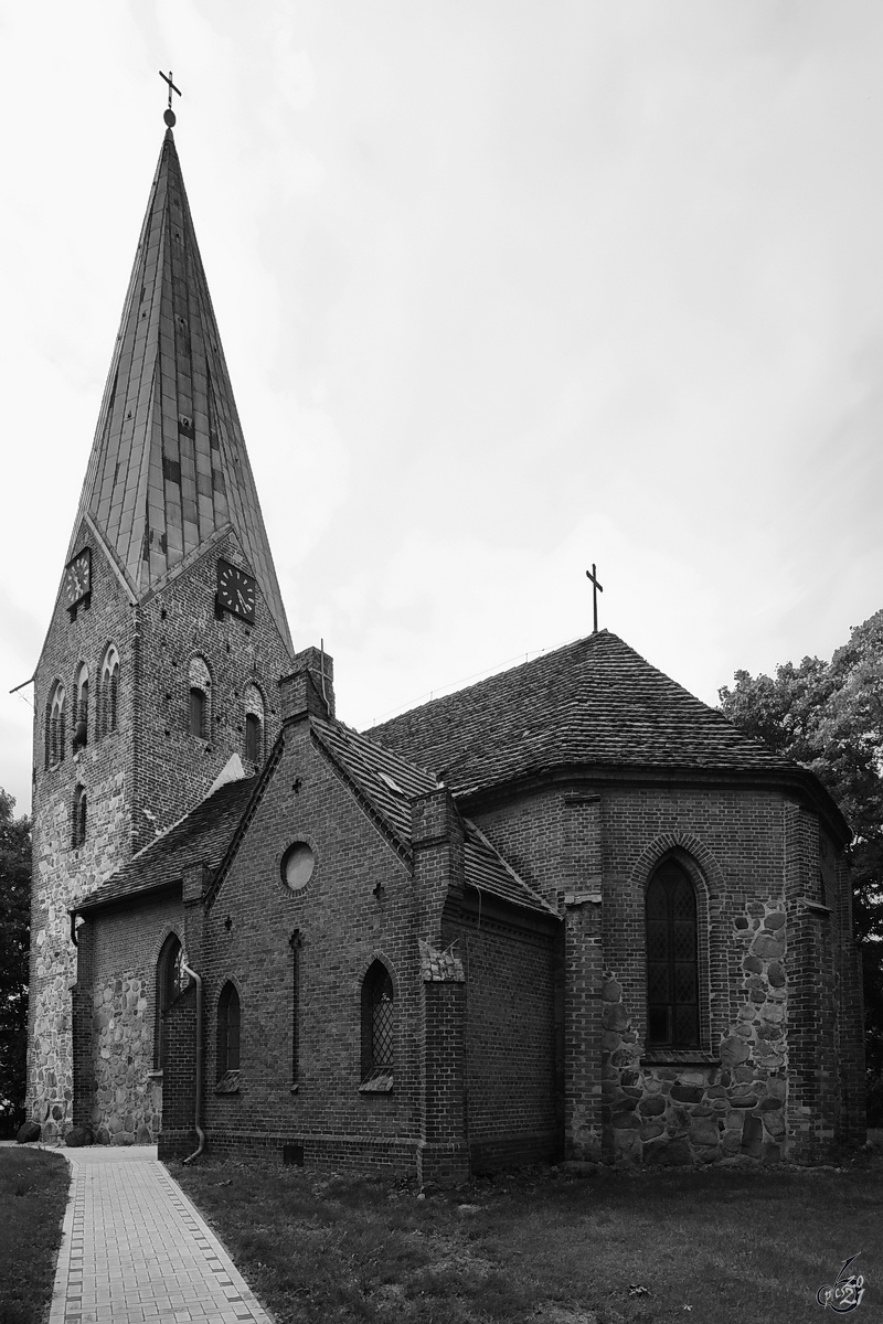 Die im gotischen Stil errichtete Kirche in Spornitz stammt aus dem 13. Jahrhundert. (August 2013)