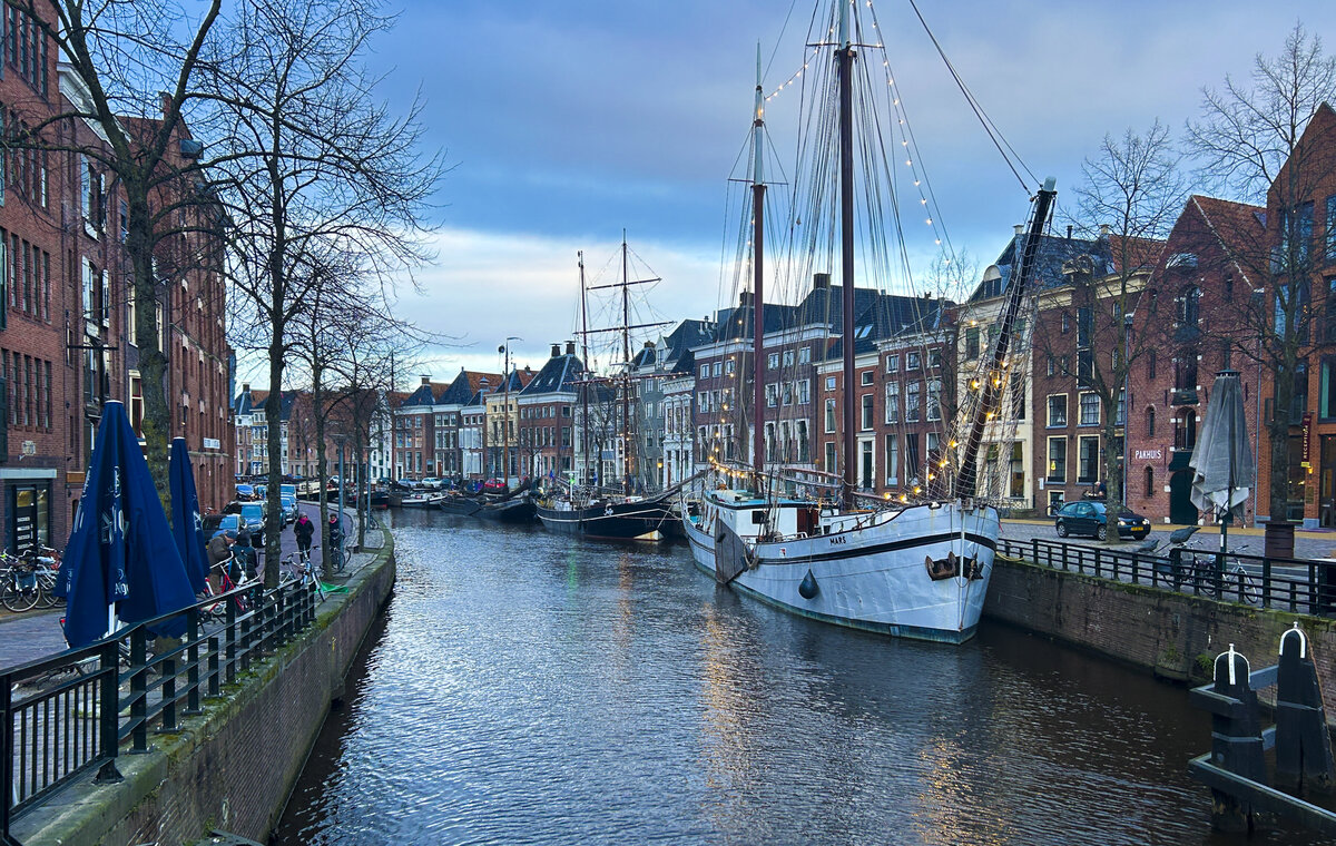 Die Gracht A in Groningen von der A-Brugg aus gesehen. Aufnahme: 29. Dezember 2023.