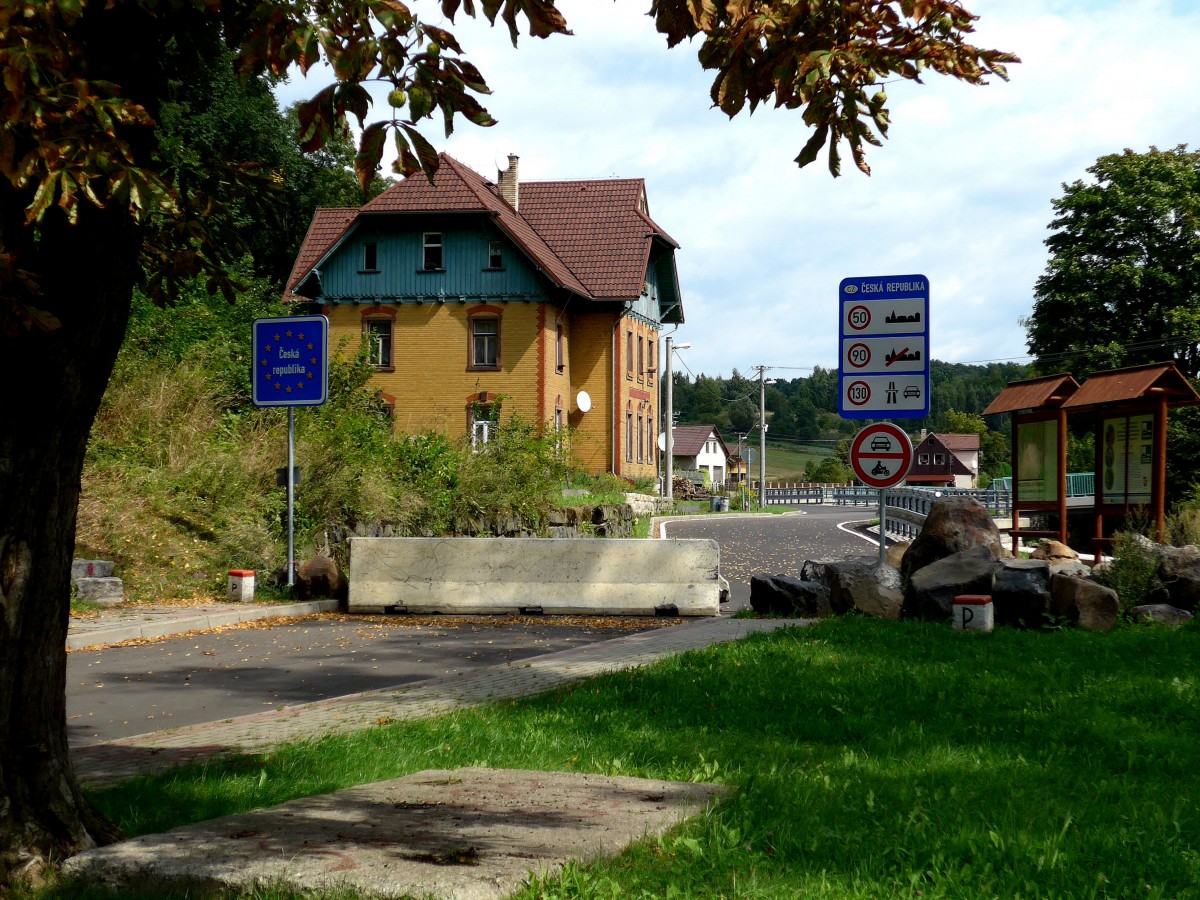 Die Grenze zwischen Markocice (PL) und Hermanice (CZ) - frher Markersdorf und Hermsdorf, aufgenommen von polnischer Seite am 17. August 2014. Von einem Grenz- bergang  zu sprechen, wre wohl angesichts des Bildes ein Euphemismus ...