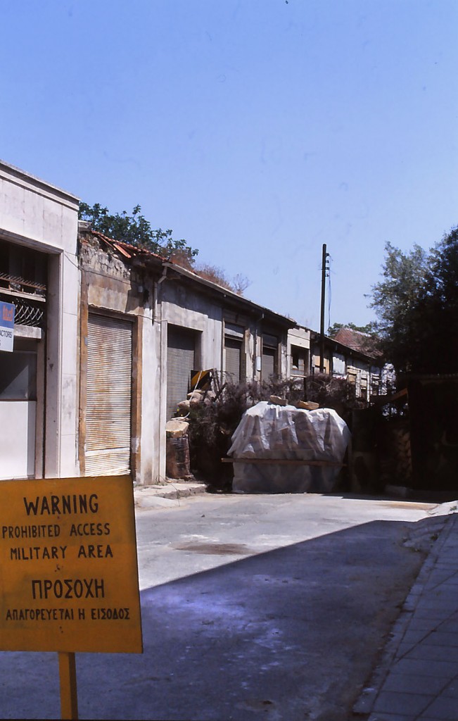 Die Grenze zwischen der Republik Zypern und der Trkischen Republik Nordzypern in Nicosia. Aufnahme: April 1995 (eingescanntes Dia).