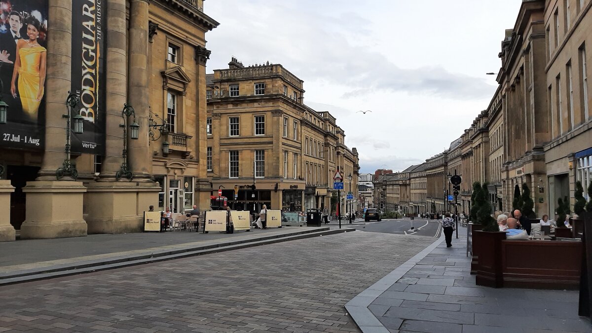 Die Grey Street in Newcastle upon Tyne am 29.07.26. Diese ber�hmte, elegant geschwungene Stra�e liegt im historischen Stadtviertel Grainger Town und ist bekannt f�r ihre georgianische Architektur mit markanten Sandsteinfassaden. Newcastle liegt in North East England, nahe der schottischen Grenze.
