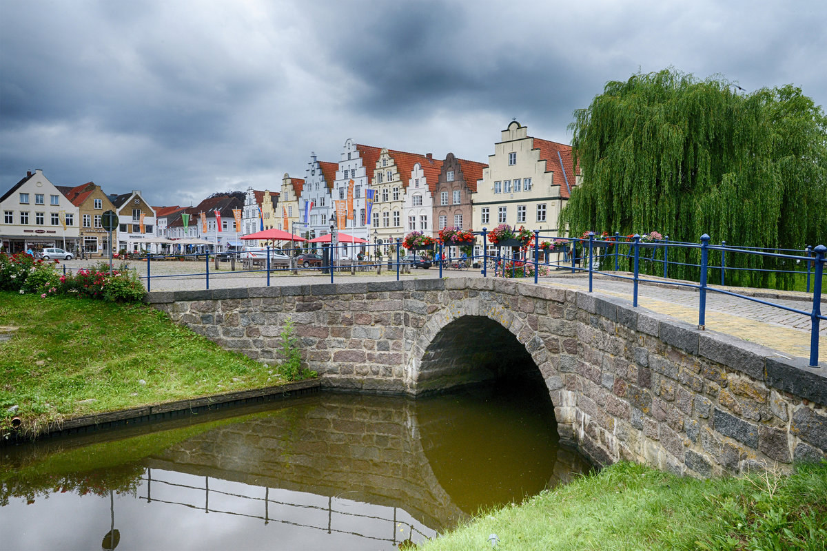 Die Groe Brcke ber den Mittelburggraben in Friedrichstadt. Aufnahme: 9. Juli 2019.