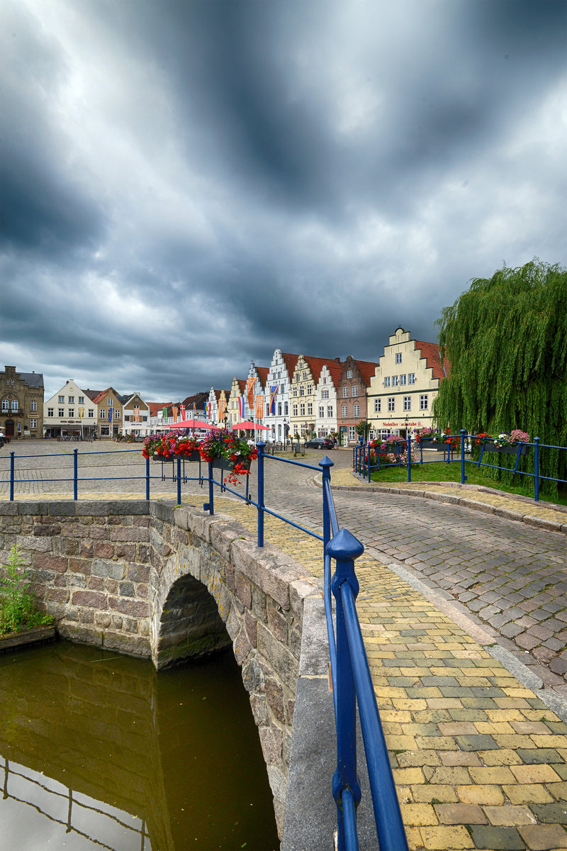 Die Groe Brcke ber den Mittelburggraben in Friedrichstadt. Aufnahme: 9. Juli 2019.