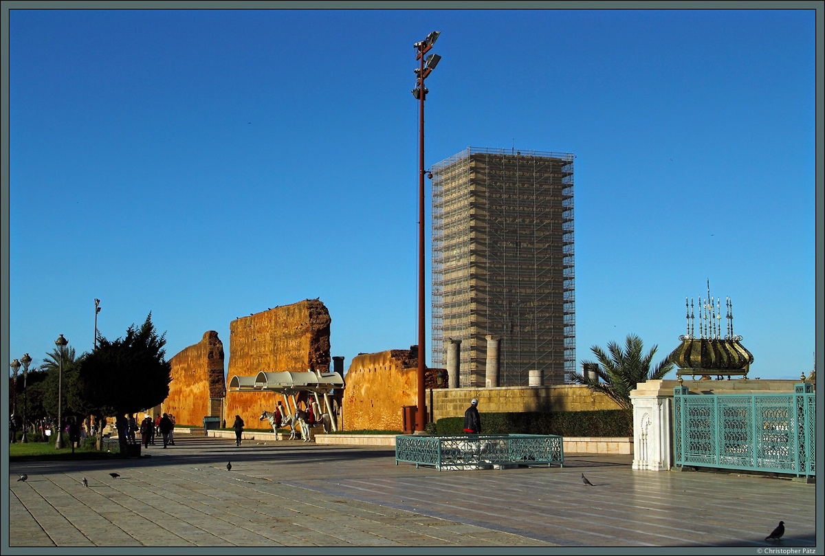Die Groe Moschee in Rabat ist eine unvollendet gebliebene Moschee aus dem 12. Jahrhundert. Eindrucksvoll ist das Minarett, der 44 m hohe Hassan-Turm, der einst eine Hhe von 80 m erreichen sollte. Der Eingang wird von zwei Reitern bewacht. (Rabat, 23.11.2015)
