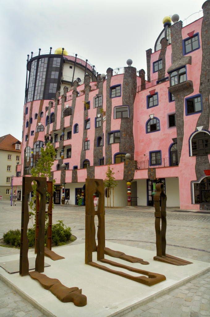 Die Grne Zitadelle und Erhard-Hbener-Platz in Magdeburg. Aufnahme: Juli 2006.