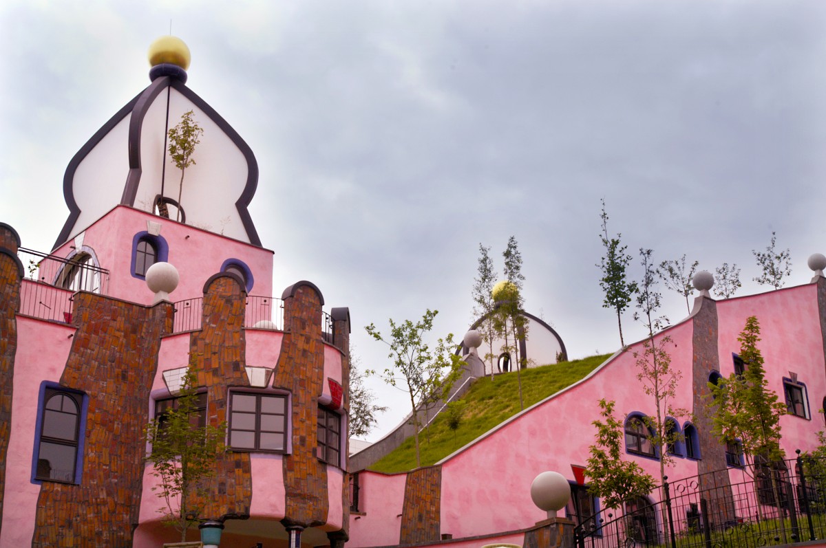 Die Grne Zitadelle in Magdeburg ist eigentlich Knallpink, heisst aber anders, weil das Dach mit Gras bewachsen ist. In den Mauern wachsen an manchen Stellen Bume – die jeweiligen Mieter der anliegenden Wohnungen kmmern sich um diese “Baummieter”. Aufnahme: Juli 2006.