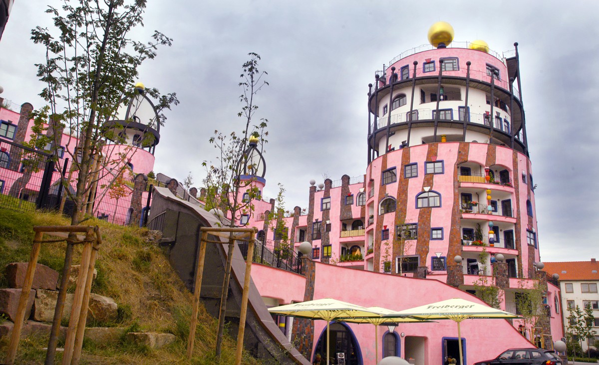 Die Grne Zitadelle in Magdeburg ist eigentlich Knallpink, heisst aber anders, weil das Dach mit Gras bewachsen ist.