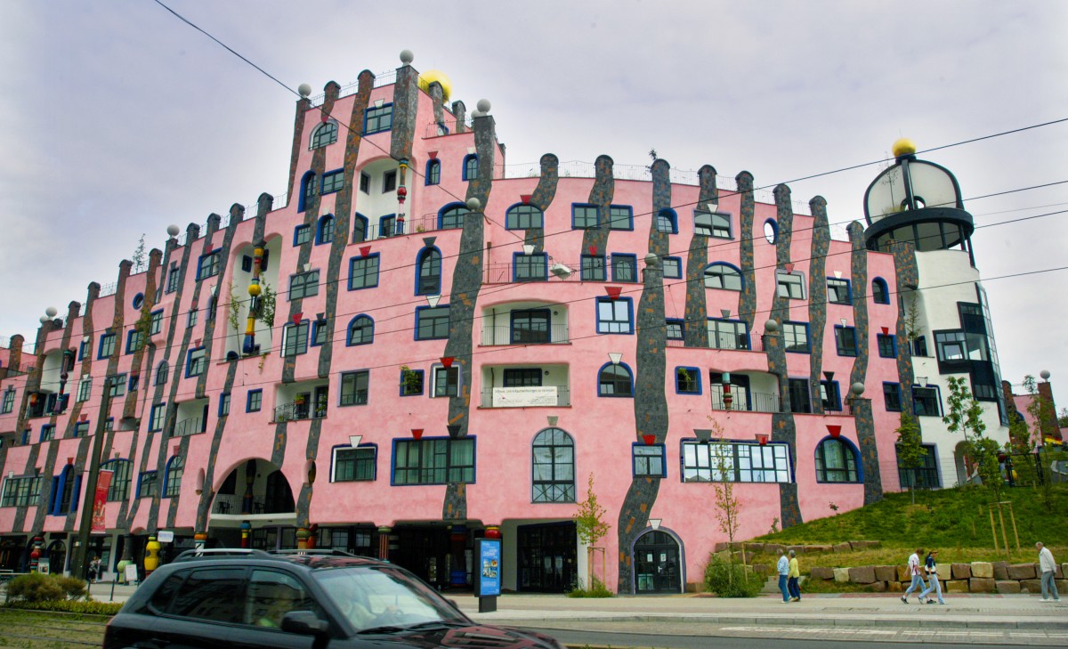 Die Grne Zitadelle in Magdeburg war das letzte Projekt, an dem der Knstler Hundertwasser vor seinem Tod gearbeitet hat.   Aufnahme: Juli 2006.