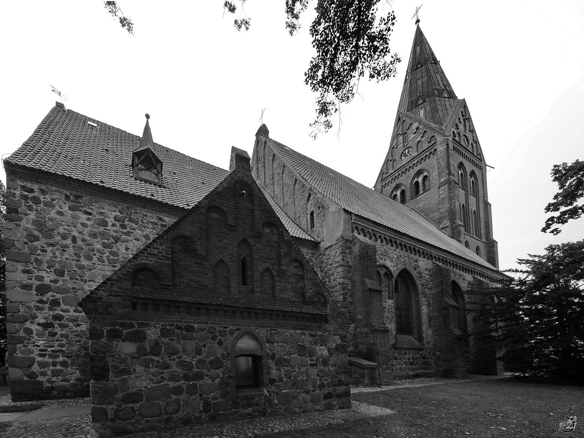 Die Gtzkower Nikolaikirche ist ein frhgotische Feldsteinbau mit einem dreijochigen Langhaus und Giebel- und Fensterwnden aus Backstein. (August 2013)