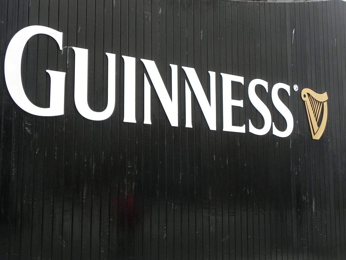 Die Guinnes-Brauerei in Dublin am 14.09.2012 (das weltberhmte Logo am Eingang zum Firmengelnde). Im Jahr 1759 von Arthur Guinnes gegrndet, ist die Brauerei bis heute ein Wahrzeichen der Stadt Dublin und verdient es, bei STAEDTE-FOTOS.DE gezeigt zu werden.
Hier ist von der Guinnes-Brauerei in Dublin und vom Logo am Eingang des Firmengelndes die Rede. Das Bild kann also nicht berall aufgenommen worden sein.