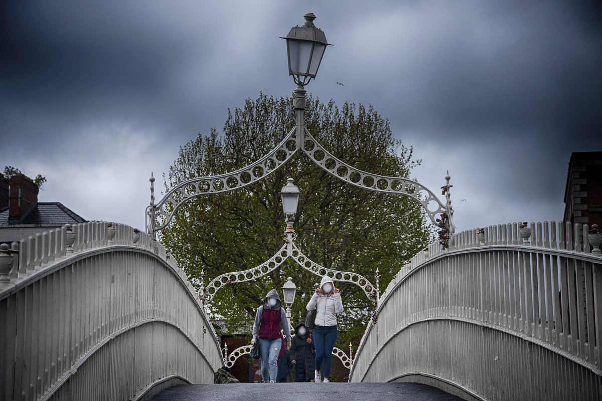 Die Ha’penny Bridge (oder Half Penny Bridge, offiziell Liffey Bridge) ist eine der meistfotografierten Sehenswrdigkeiten Dublins und gilt vielfach als das Wahrzeichen der Stadt. Ihren volkstmlichen Namen (Ha’penny Bridge) erhielt sie aufgrund der frher zu entrichtenden Fugngermaut; die offizielle, aber im Alltag kaum verwendete Bezeichnung lautet Liffey Bridge. 
Aufnahme: 11. Mai 2018.