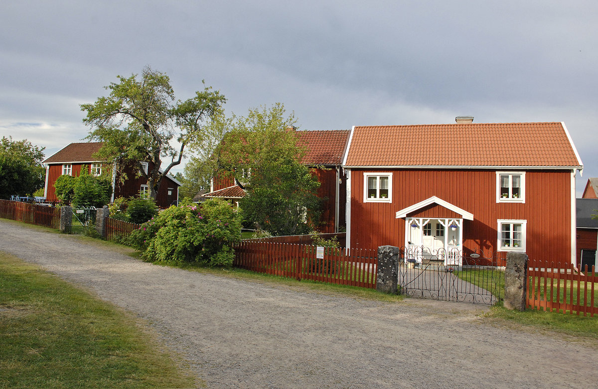 Die Huser in Sevedstorp, Vorbild fr Bullerb. Bullerbyn ist dem schwedischen Ort Sevedstorp (gelegen in der Nhe von Vimmerby, in dessen Ortsteil Ns Astrid Lindgren zur Welt kam) nachgezeichnet. In Sevedstorp, woher die Familie ihres Vaters stammt, stehen noch heute die drei Huser, die das Urbild fr die drei Hfe abgegeben haben.

Aufnahme: 21. Juli 2017.