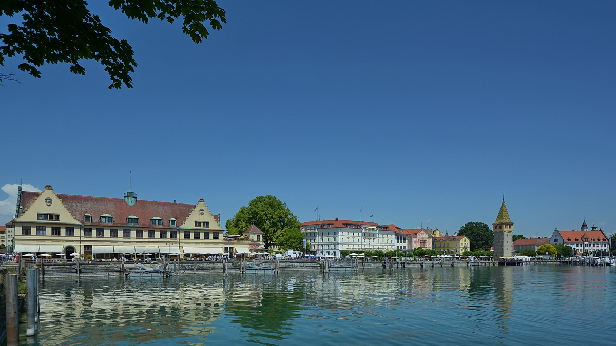 Die Hafenpromenade in Lindau. (August 2017)
