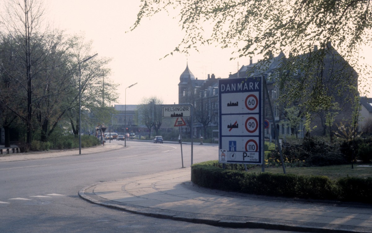 Die Hafenstadt Helsingør liegt in Nordseeland. Helsingør hat Bahnverbindungen nach Kopenhagen, Hillerød über Fredensborg und Hillerød über Hornbæk und Gilleleje. Darüber hinaus gibt es Fährverbindungen nach Helsingborg in Schweden. - Aufnahmedatum: Mai 1978 (die Tempolimits für Autofahrer haben sich in der Zwischenzeit geändert).