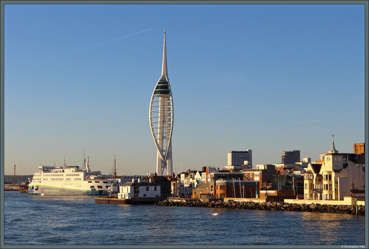 Die Hafenstadt Portsmouth wird �berragt vom 170 m hohen Spinnaker Tower, der 2005 er�ffnet wurde. Im Vordergrund ist Old Portsmouth zu sehen.