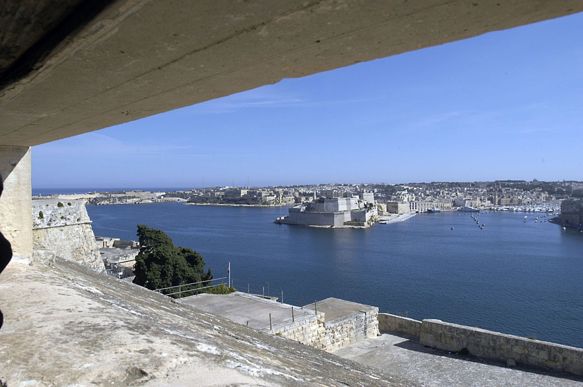 Die Halbinsel L-Isla in Valletta vom Burgwall in Herbert Ganado Gardens aus gesehen. Aufnahme: Oktober 2006.