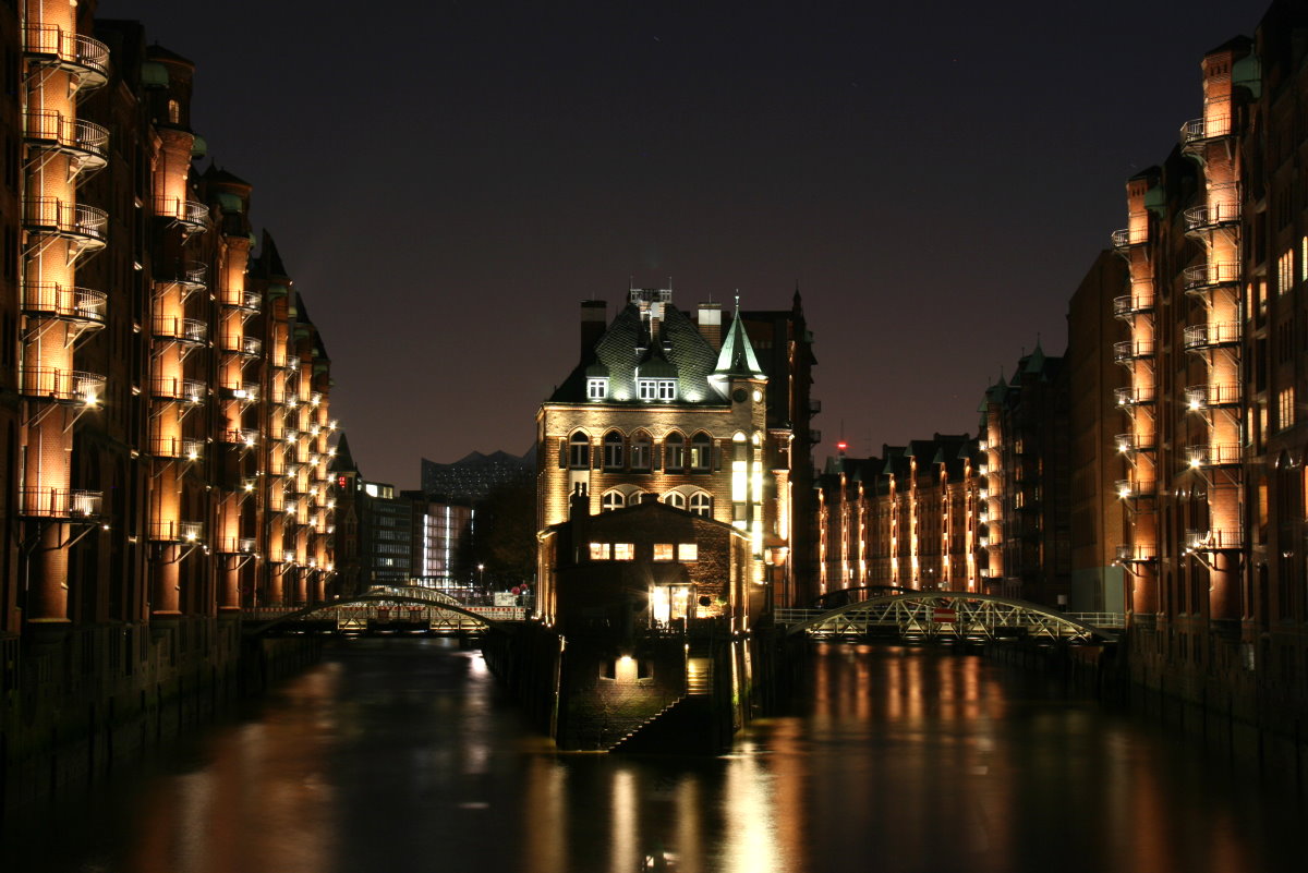 Die Hamburger Speicherstadt im Zusammenfluss vom Wandrahmenfleet und Hollndischbrookfleet; 23.12.2015