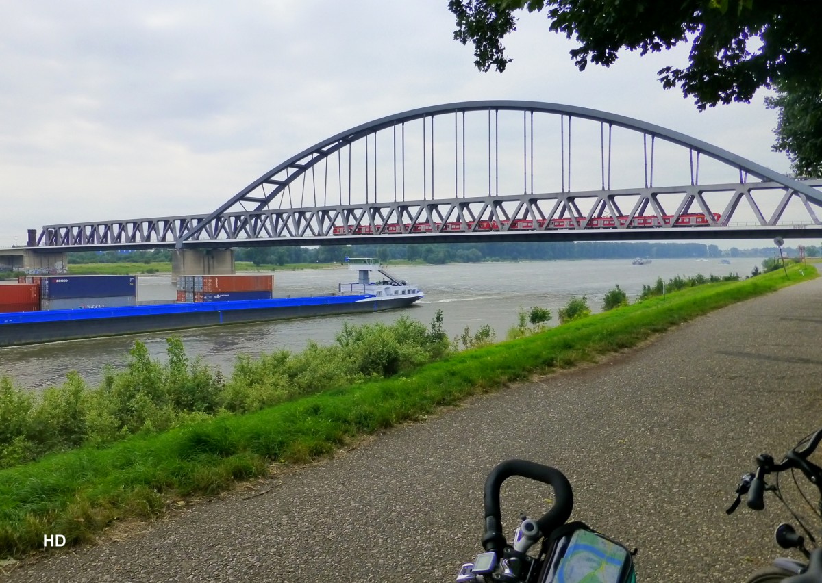 Die Hammer Eisenbahnbrcke berspannt den Rhein zwischen Neuss und Dsseldorf. 
Aufgenommen am 12.Juli 2013.