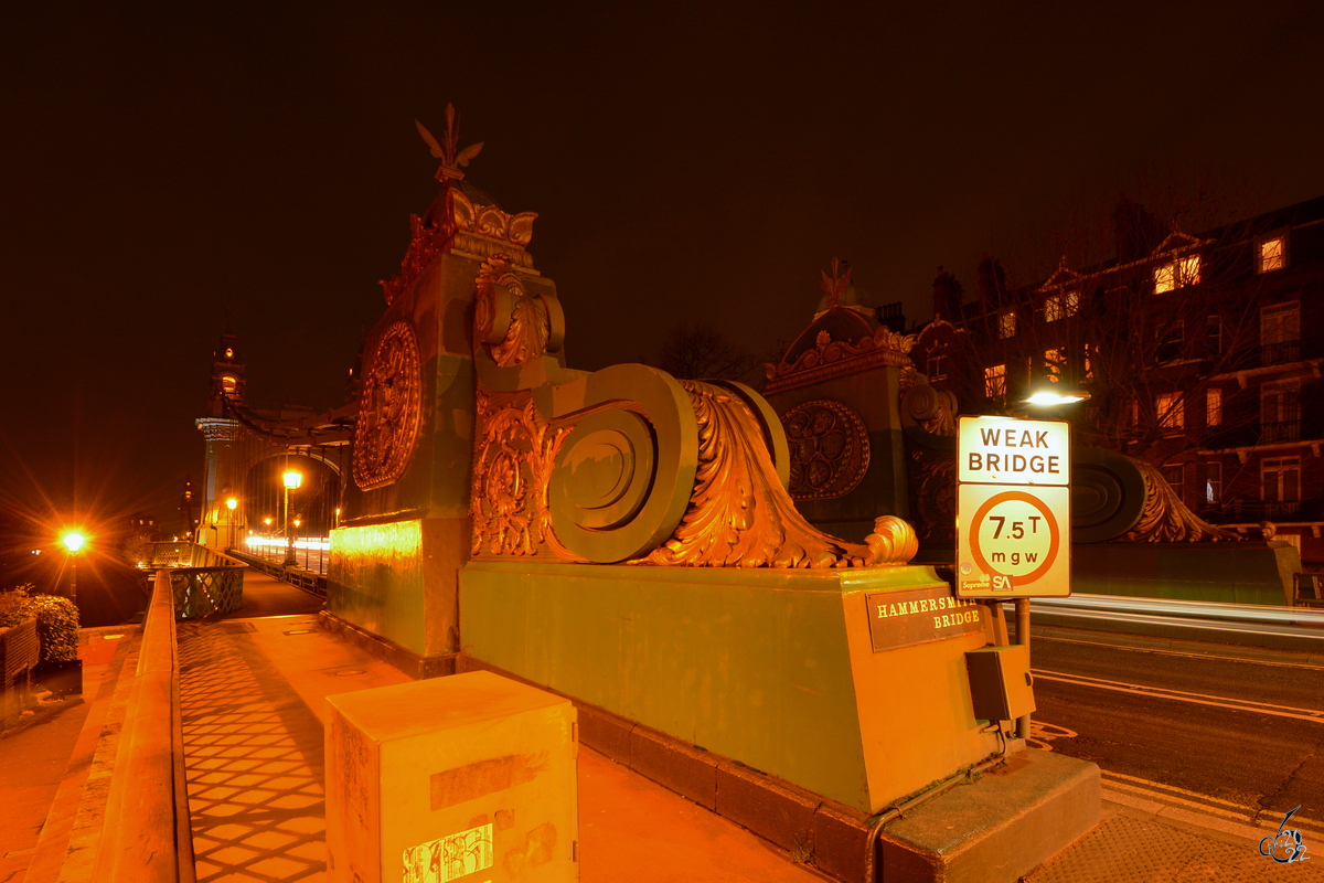 Die Hammersmith Bridge war dreimal Ziel von Bombenanschlgen der IRA (Provisorische Irisch-Republikanische Armee), die ersten beiden waren glcklicherweise erfolglos, der dritter im Jahr 2000 richtete groen Sachschaden an, so dass die Brcke nach Durchfhrung von Reparaturen auf 7,5 Tonnen beschrnkt wurde. (London, September 2013)