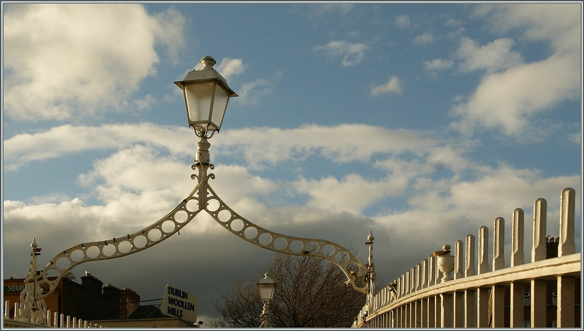 Die Ha'penny Bridge in Dublin.
25. April 2013