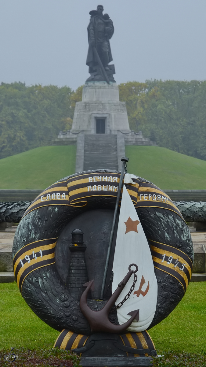 Die Hauptachse mit Bronzekranz des Sowjetischen Ehrenmales im Treptower Park. (Berlin, Oktober 2013)