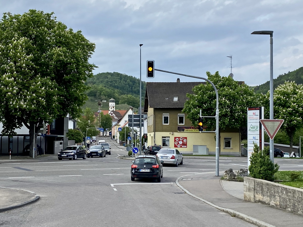 Die Hauptkreuzung in Schelklingen am 12. Mai 2022 nahe dem Bahnhof.