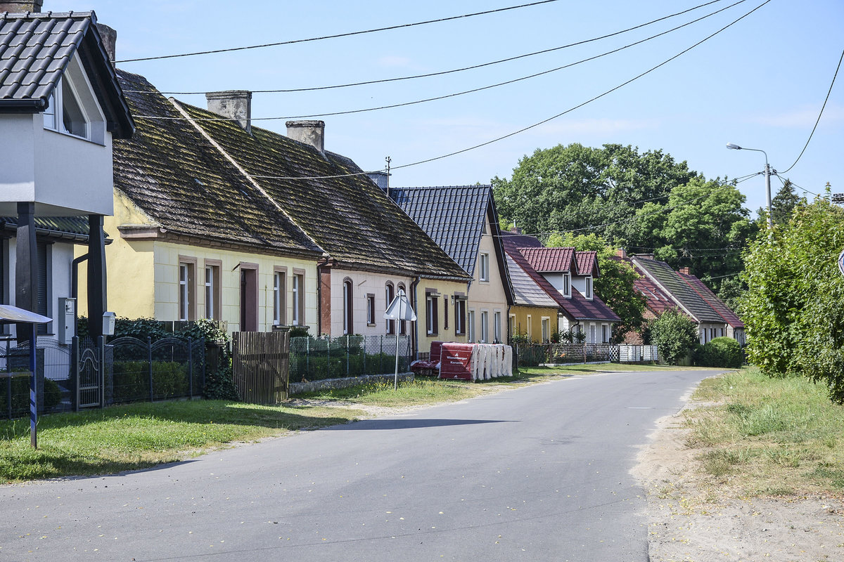 Die Hauptstrae im Dorf Izbica sdlich der Lebasee im polnischen Hinterpommern. Aufnahme: 18. August 2020.