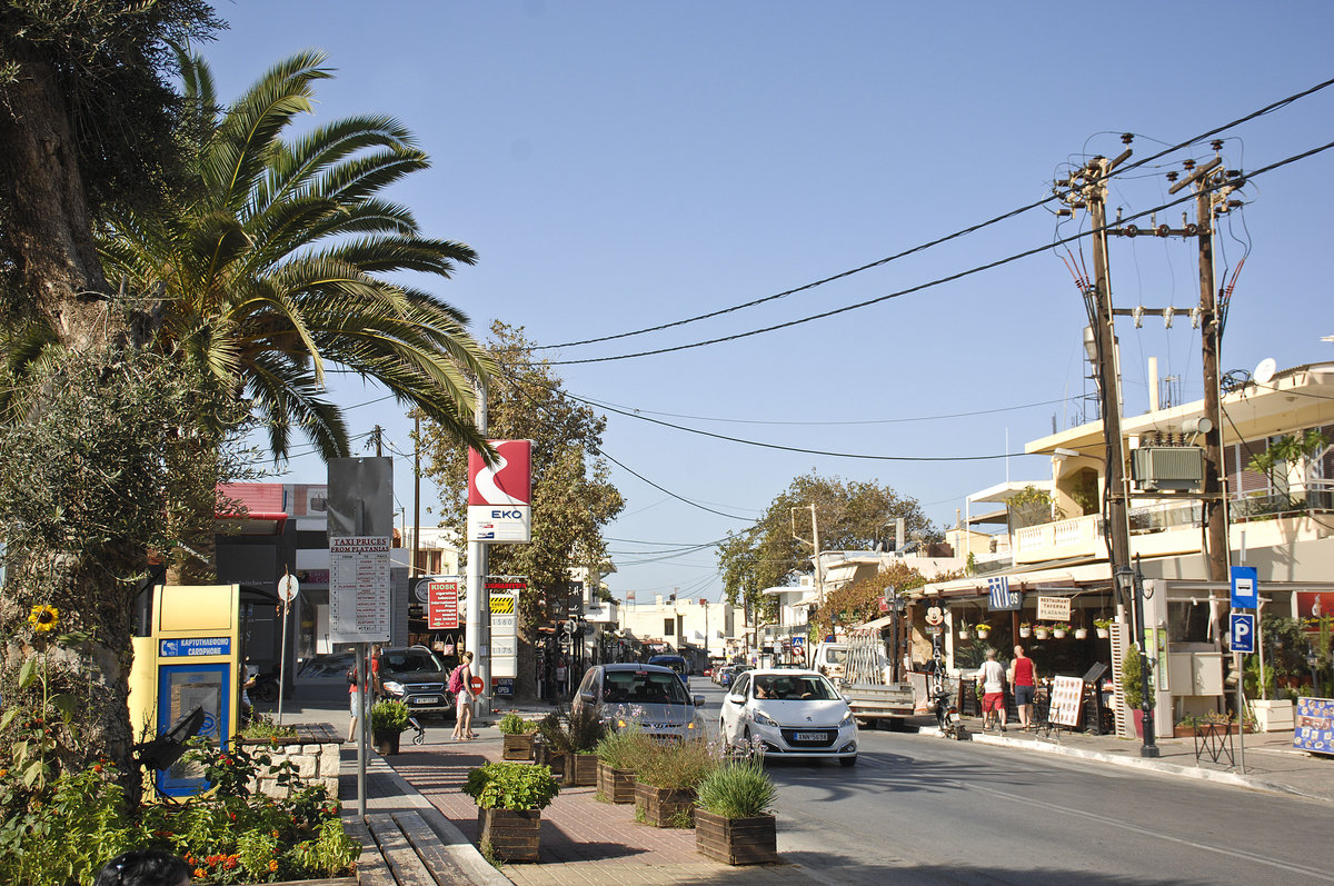 Die Hauptstraße PEO Kissamou Chanson in Platanias auf Kreta. Aufnahme: 22. Oktober 2016.