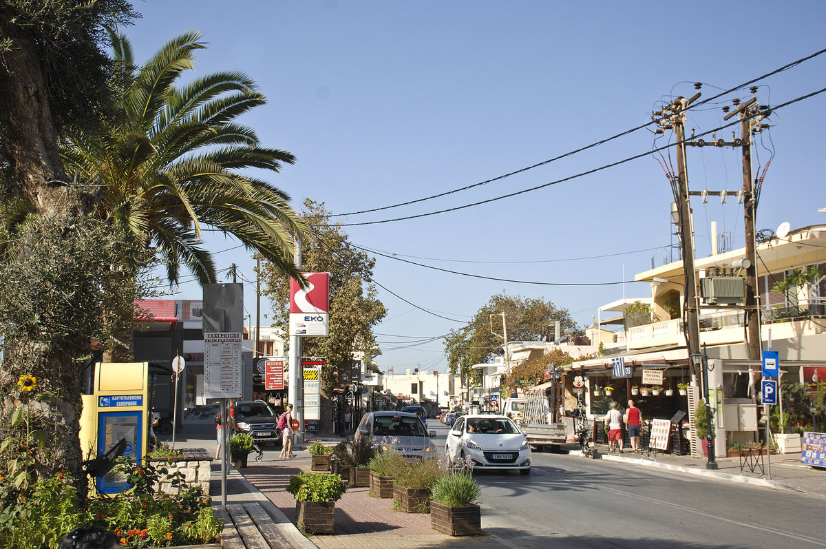 Die Hauptstrae PEO Kissamou Chanson in Platanias auf Kreta. Aufnahme: 22. Oktober 2016.