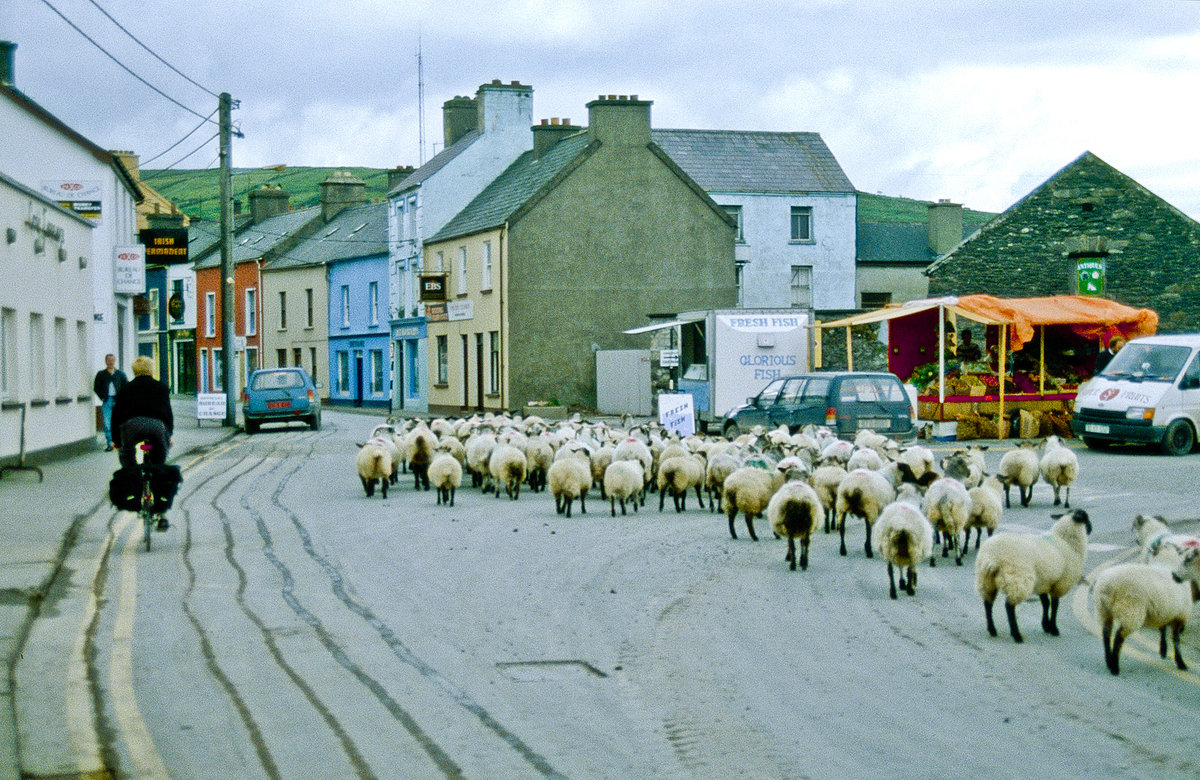 Die Hauptstrae in der Stadt Dingle in Irland. Aufnahme: Juli 1991 (Foto vom Dia).