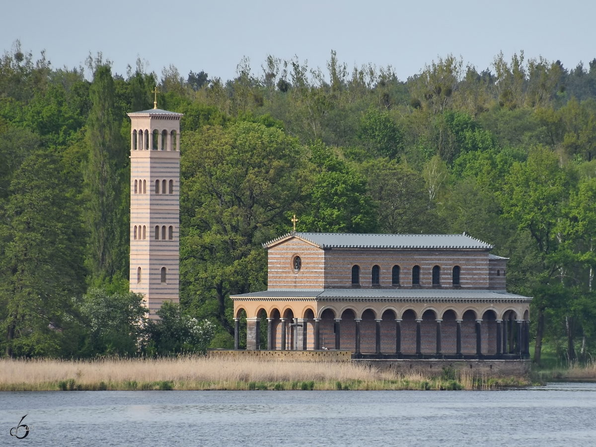 Die Heilandskirche am Port von Sacrow wurde 1844 in italienischem Stil mit freistehendem Glockenturm errichtet. (Potsdam, April 2018)