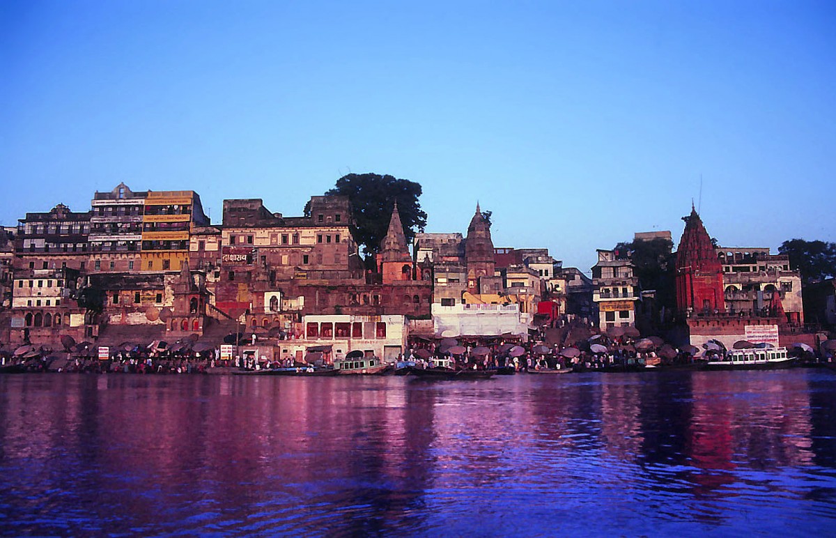 Die heilige Stadt Varanasi am Ganges. Aufnahme: Oktober 1988 (Bild vom Dia).