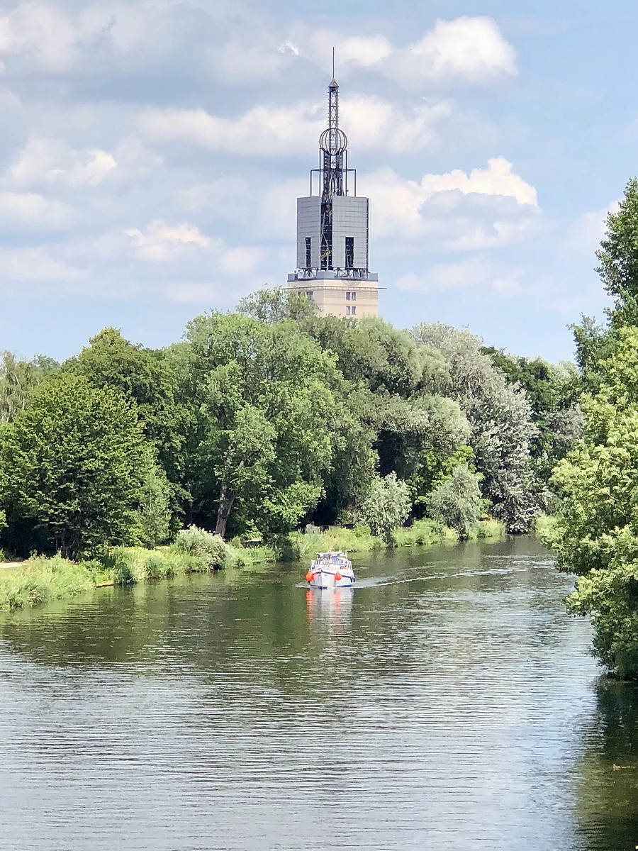 Die Heiligen Geist Kirche in der Burgstrae in Potsdam am 02. Juli 2020, gesehen von der Langen Brcke in Hhe der neuen Fahrt.
