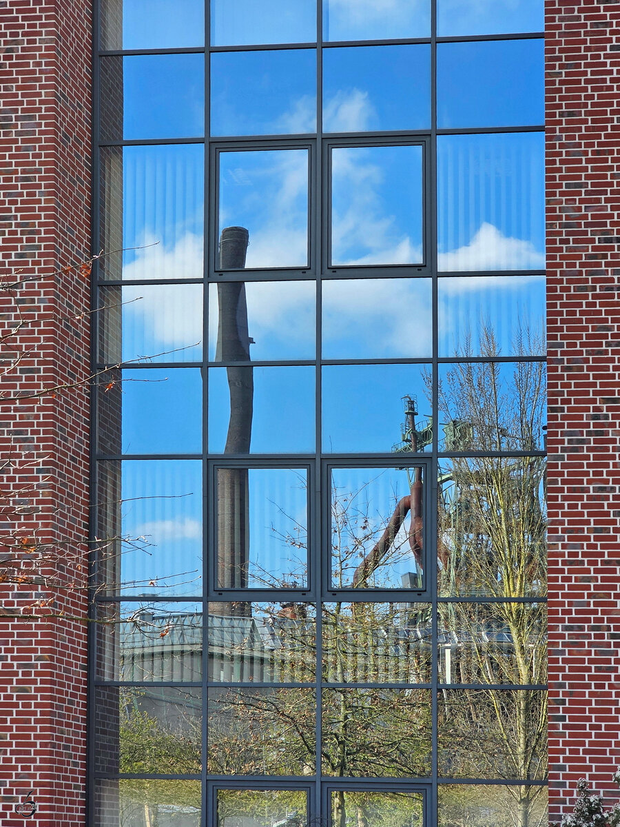 Die Henrichsh�tte spiegelt sich in einer Glasfassade, so gesehen Mitte M�rz 2026 in Hattingen.